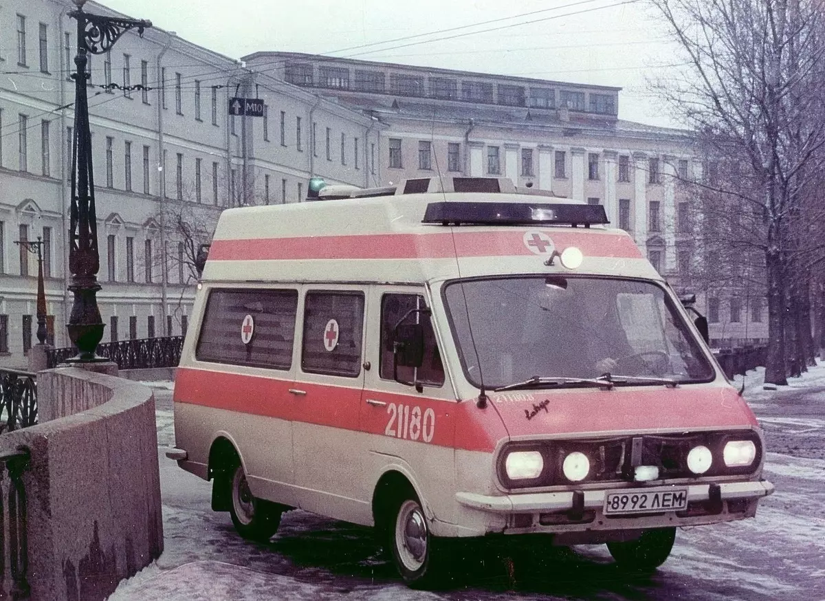 Sanitka na zasneženej ulici v meste, vintage vzhľad.