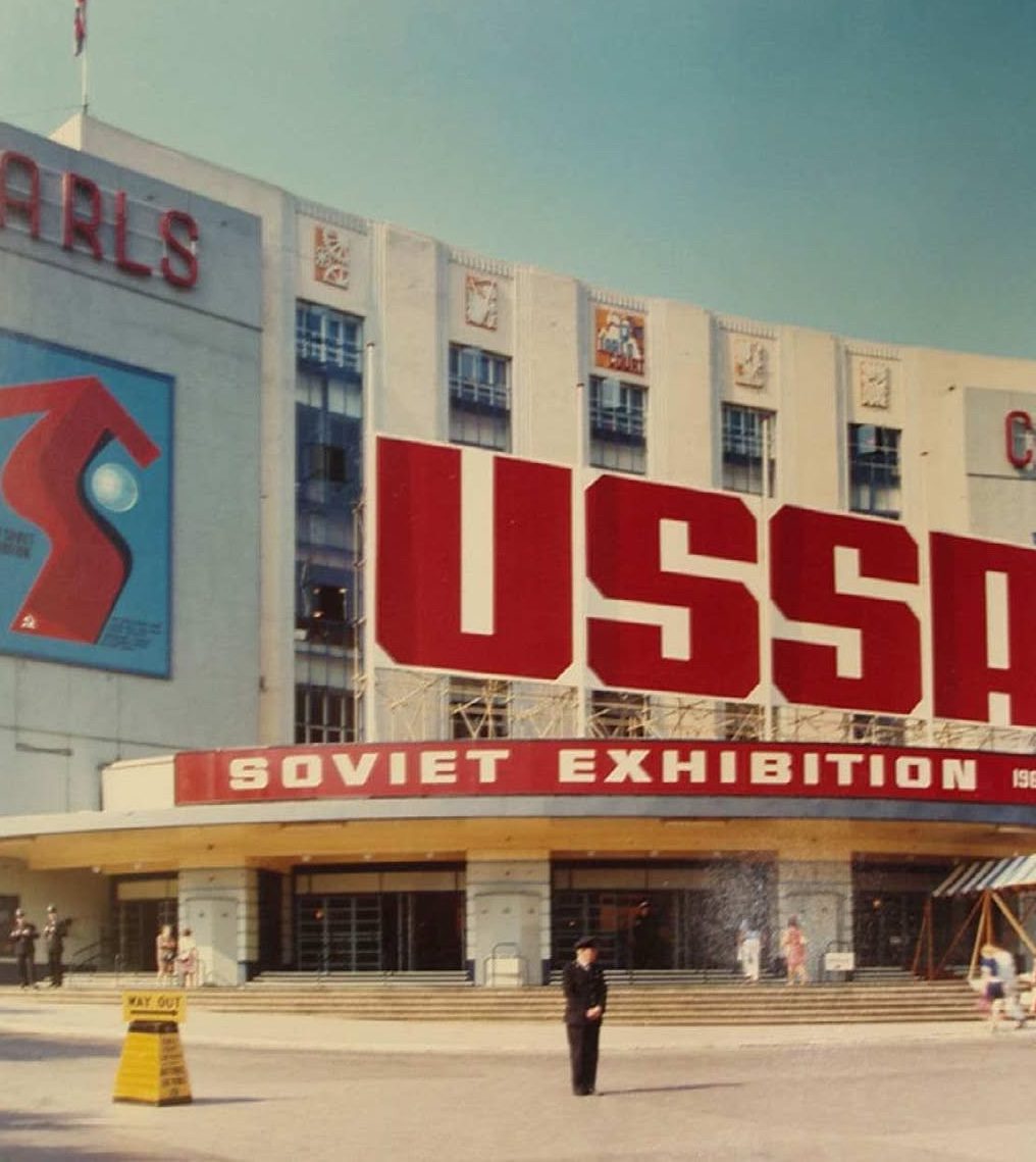 Výstava ZSSR: Vstupná brána do sovietskej expozície v 20. storočí, historická architektúra a propagácia.