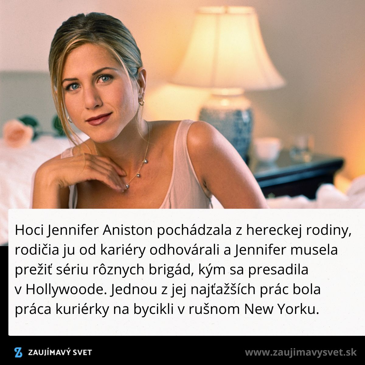 Osoba sedí pri lampe v útulnej miestnosti, pripravená začať nový deň.