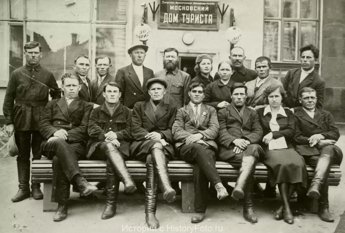 Historická skupinová fotografia ľudí pred Moskovským domom turistov v 20. storočí.