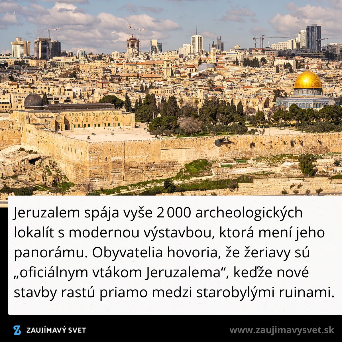 Pohľad na Jeruzalem spája historické ruiny a moderné stavby pod modrou oblohou s oblaky.
