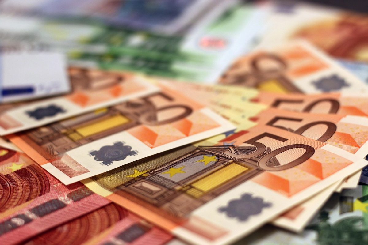 Euro bankovky v rôznych hodnotách na stole, symbol bohatstva a financií.