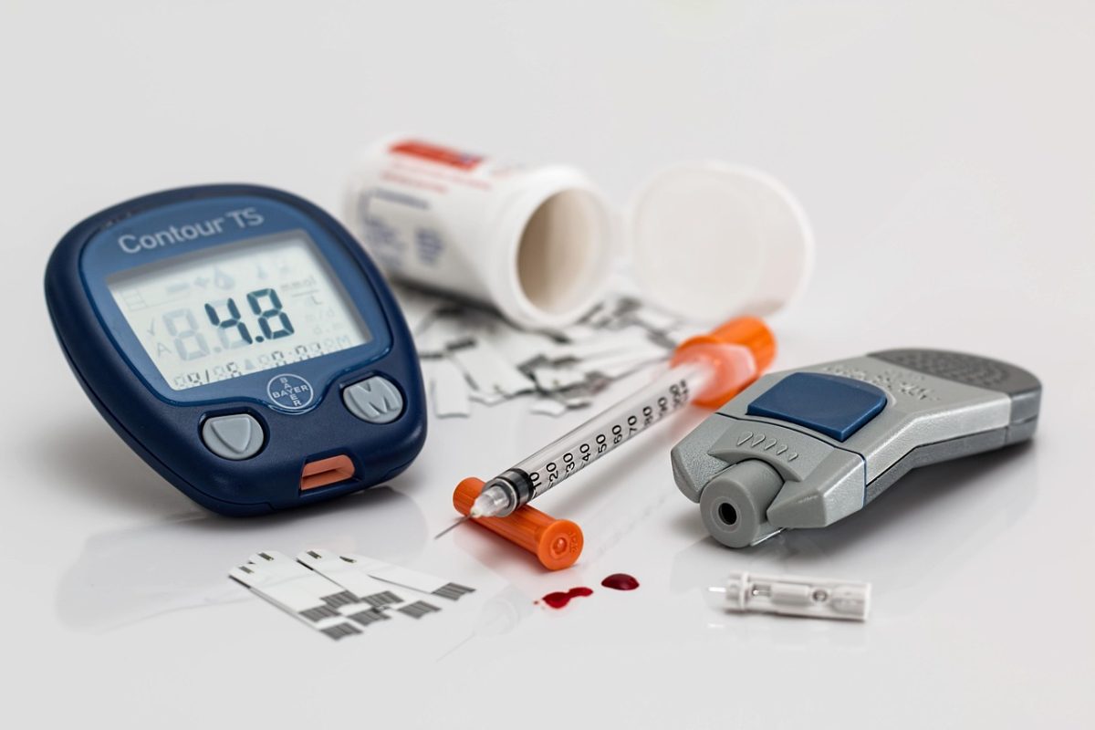 Merač glukózy s ihlou a prúžkami na meranie hladiny cukru, zobrazenie pre diabetikov.