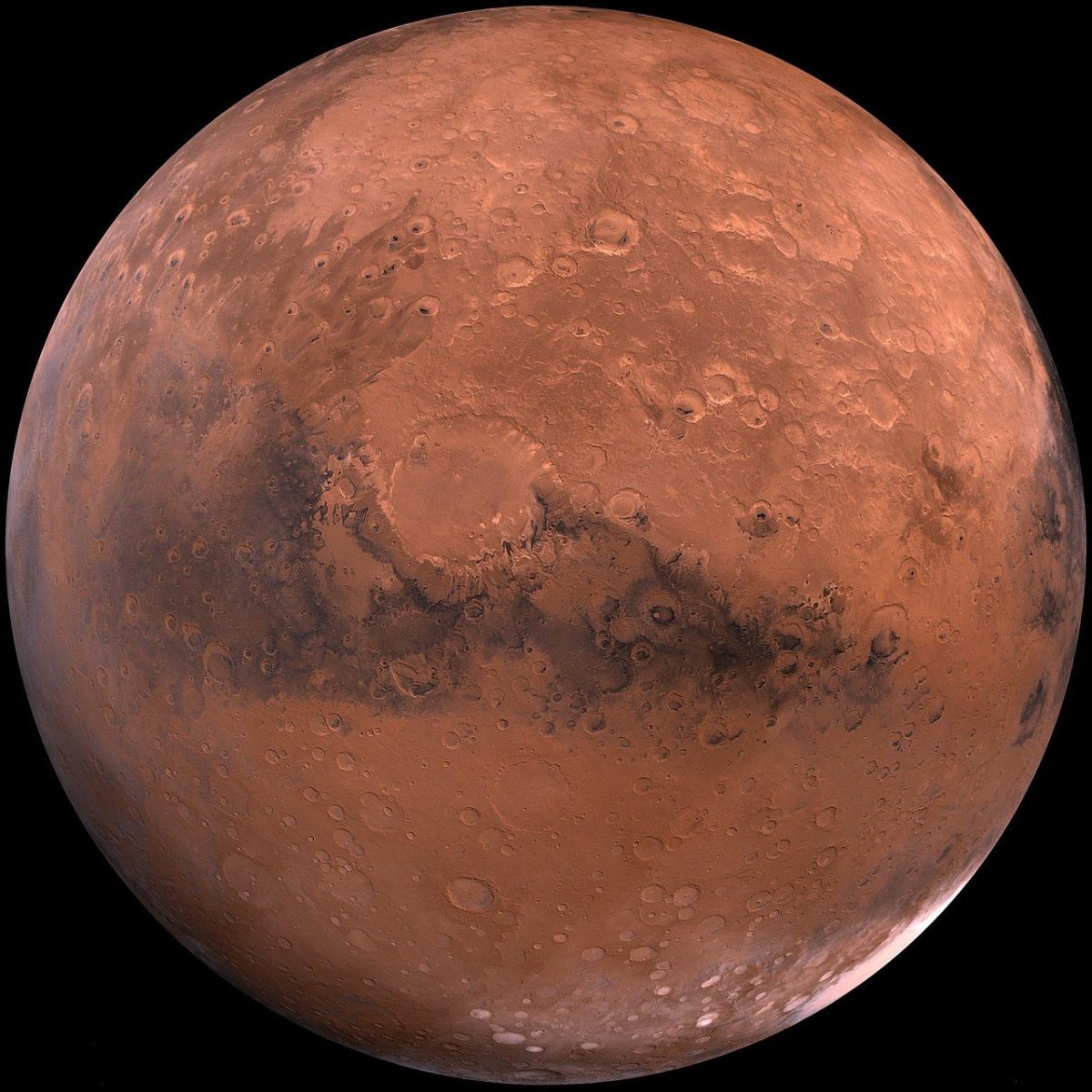 Planéta Mars s detailným pohľadom na povrch plný kráterov a oranžových odtieňov vo vesmíre.