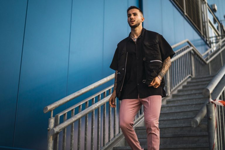 Streetwearový základ pánskeho šatníka: Ako ľahko kombinovať panske mikiny na každý deň